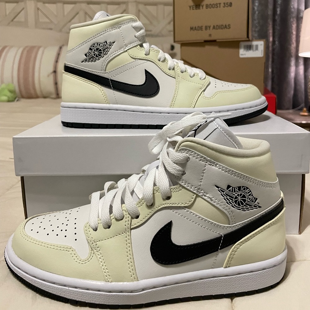 Women’s Air Jordan 1 Mids
